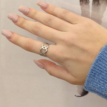 Ατσάλινο δαχτυλίδι σχέδιο καρδιές σε ασημί απόχρωση.